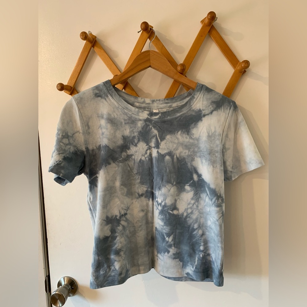 Fabletics Size M Cropped Blue Tie Dye tee